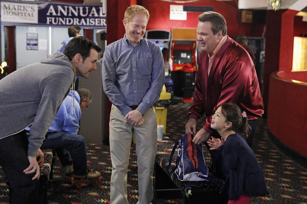 Still of Jesse Tyler Ferguson, Eric Stonestreet, Larry Sullivan and Aubrey Anderson-Emmons in Moderni seima (2009)