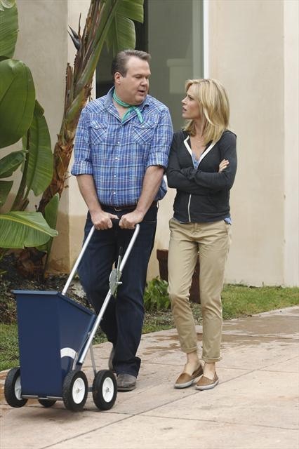 Still of Julie Bowen and Eric Stonestreet in Moderni seima (2009)