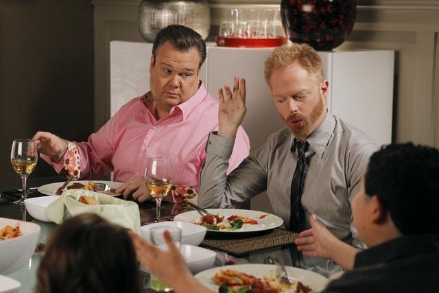 Still of Greg Kinnear, Jesse Tyler Ferguson and Eric Stonestreet in Moderni seima (2009)