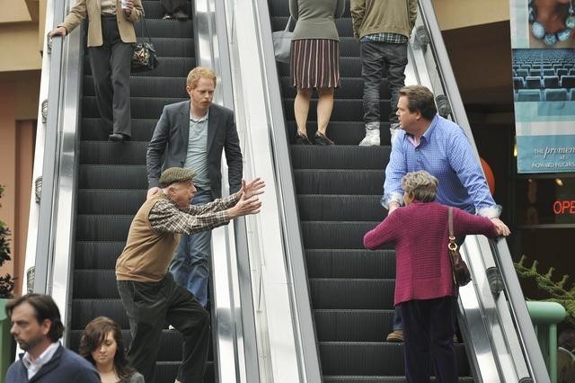 Still of Jesse Tyler Ferguson, Norma Michaels and Eric Stonestreet in Moderni seima (2009)