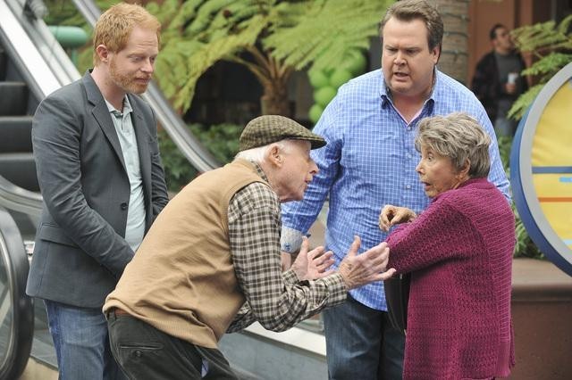 Still of Jesse Tyler Ferguson, Norma Michaels and Eric Stonestreet in Moderni seima (2009)