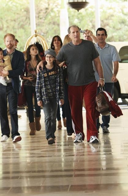 Still of Ty Burrell, Jesse Tyler Ferguson, Sarah Hyland, Ed O'Neill, Eric Stonestreet and Ariel Winter in Moderni seima (2009)