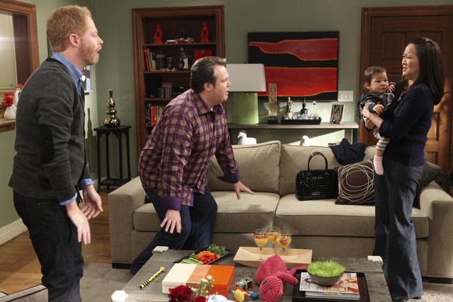 Still of Jesse Tyler Ferguson, Suzy Nakamura and Eric Stonestreet in Moderni seima: Fears (2010)