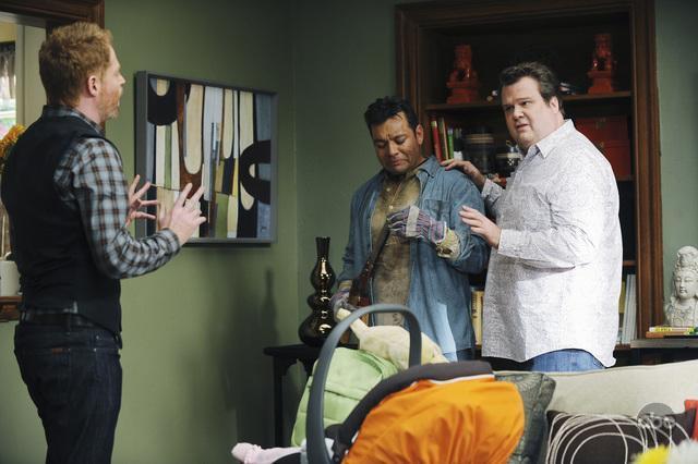 Still of Jesse Tyler Ferguson, Eric Stonestreet and Eddie Diaz in Moderni seima (2009)