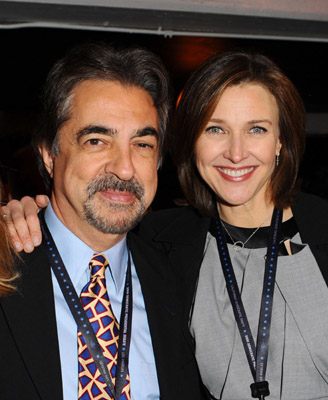 Joe Mantegna and Brenda Strong