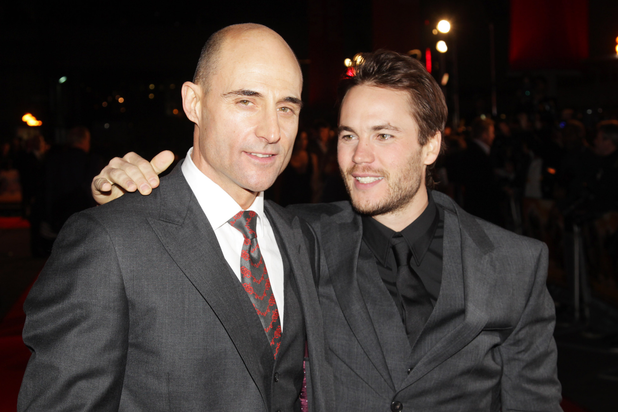 Mark Strong and Taylor Kitsch at event of Dzonas Karteris (2012)
