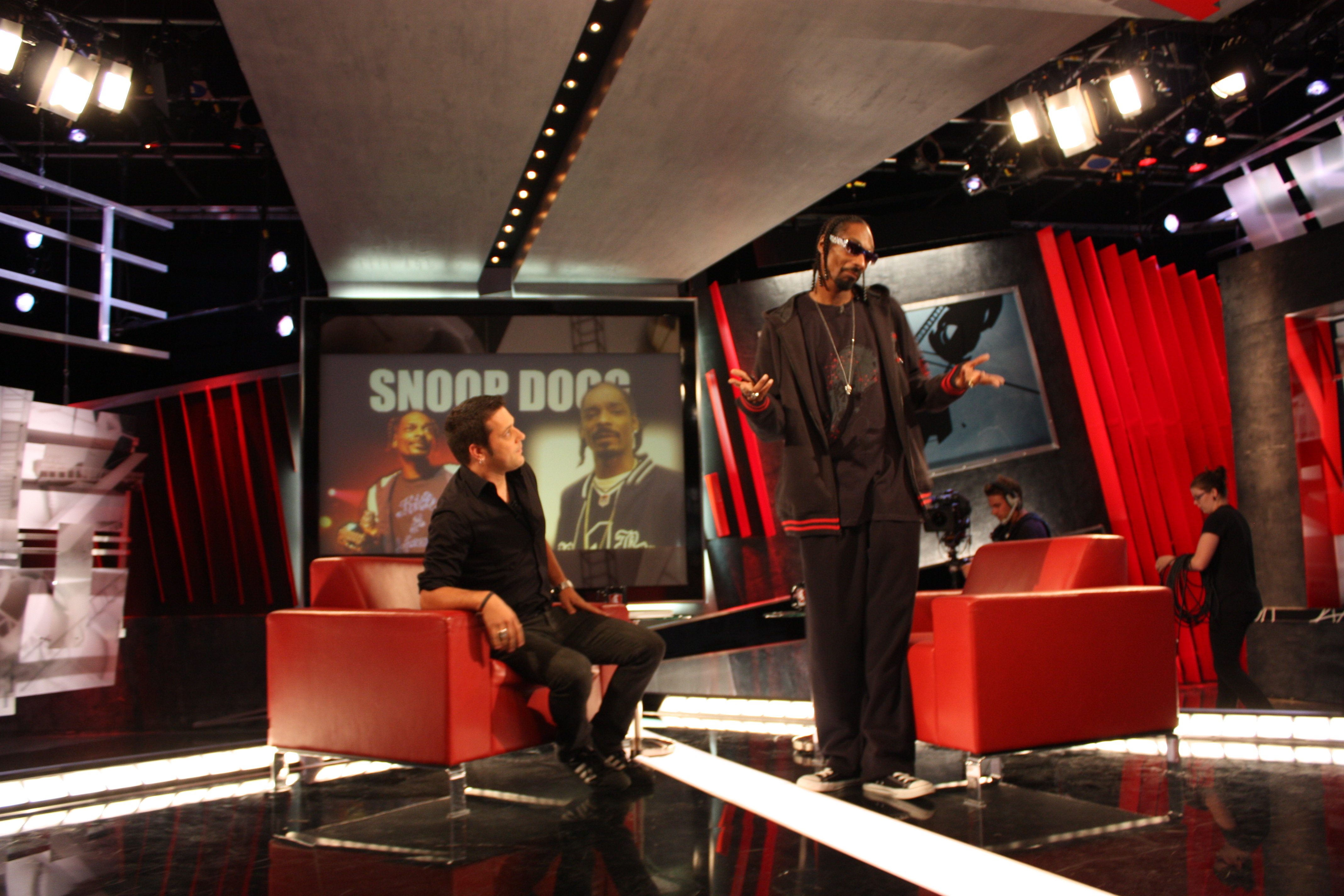 Snoop Dogg and George Stroumboulopoulos in The Hour (2004)