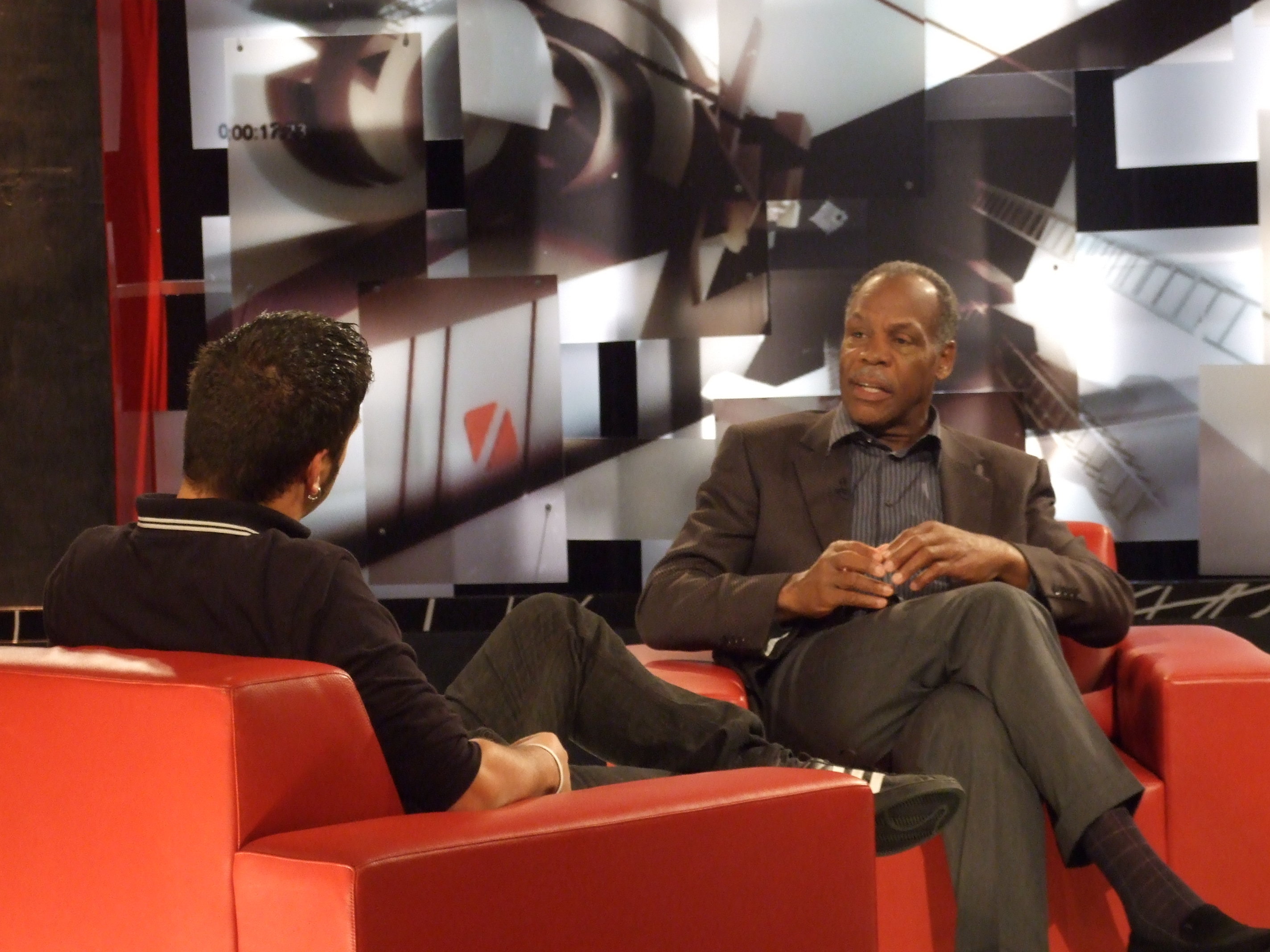 Danny Glover and George Stroumboulopoulos in The Hour (2004)