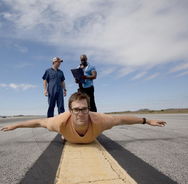 Still of Michael Clarke Duncan and Geoff Stults in The Finder: An Orphan Walks Into a Bar (2012)