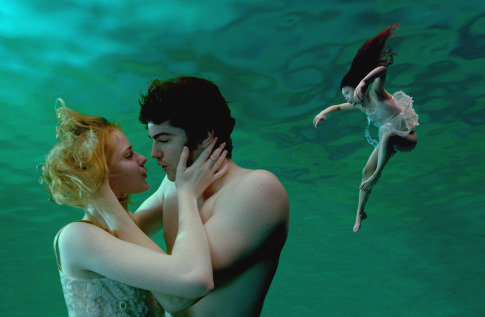 Jim Sturgess and Evan Rachel Wood in Across the Universe (2007)