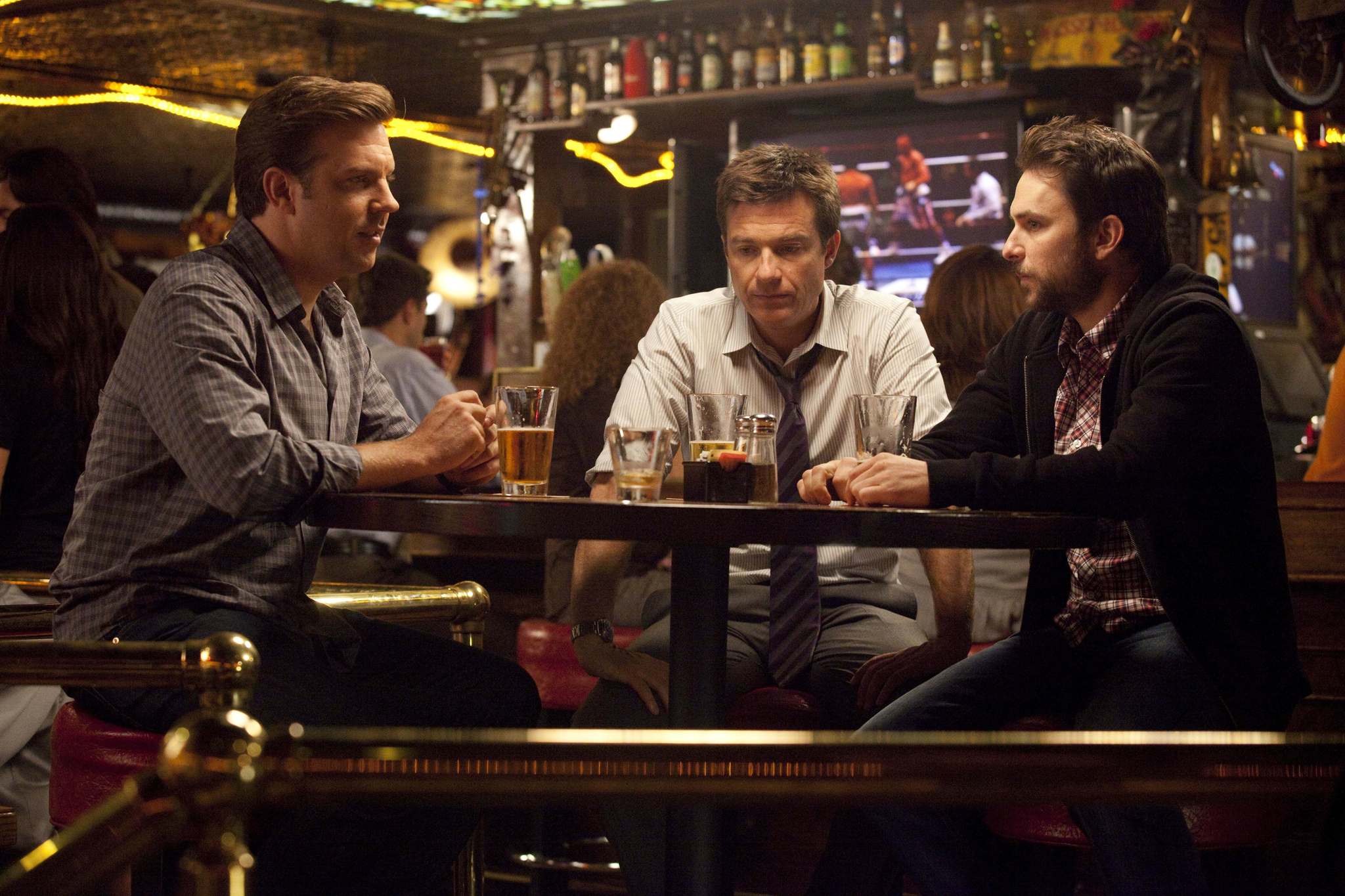 Still of Jason Bateman, Charlie Day and Jason Sudeikis in Kaip atsikratyti boso? (2011)