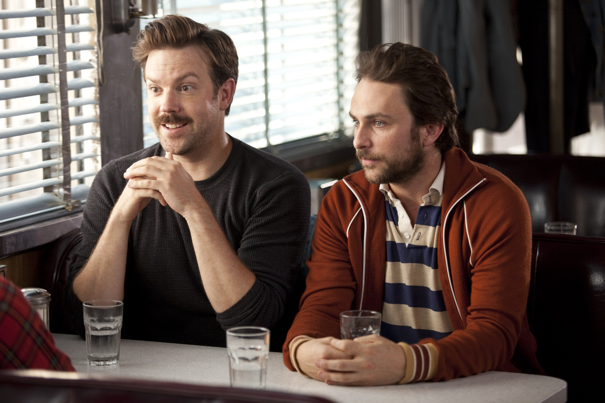 Still of Charlie Day and Jason Sudeikis in Going the Distance (2010)