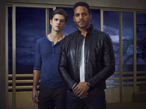 Still of Daniel Sunjata and Aaron Tveit in Graceland (2013)