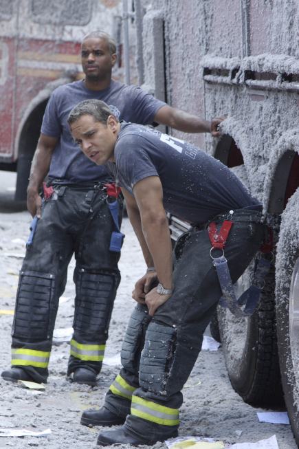 Still of Larenz Tate and Daniel Sunjata in Rescue Me (2004)