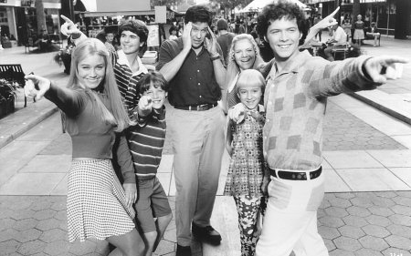 Still of Tim Matheson, Christopher Daniel Barnes, Jennifer Elise Cox, Olivia Hack, Jesse Lee Soffer, Paul Sutera and Christine Taylor in A Very Brady Sequel (1996)