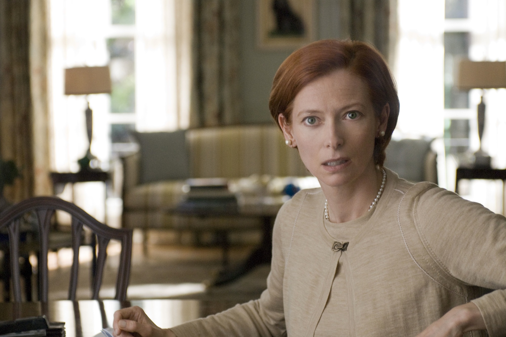 Still of Tilda Swinton in Perskaityk ir sudegink (2008)