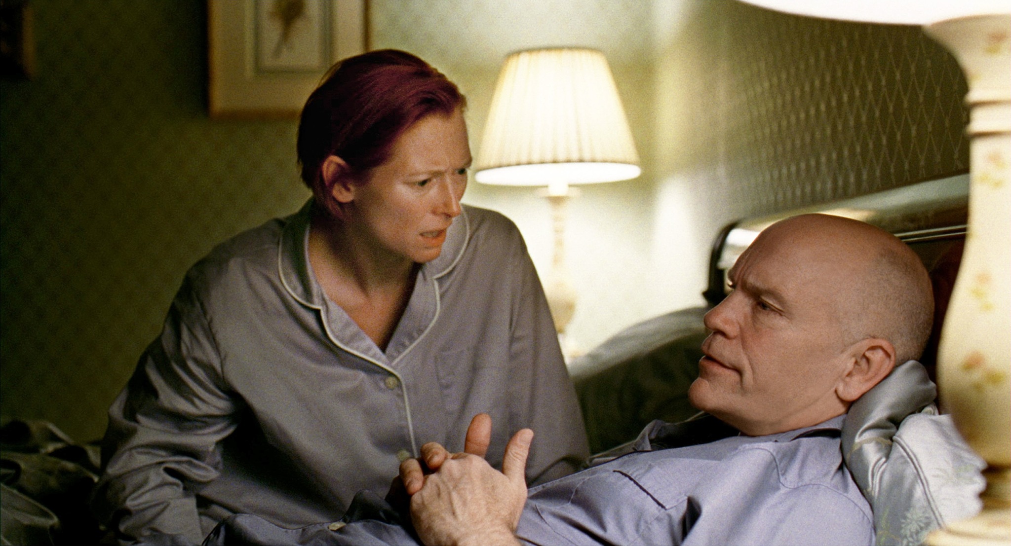 Still of John Malkovich and Tilda Swinton in Perskaityk ir sudegink (2008)