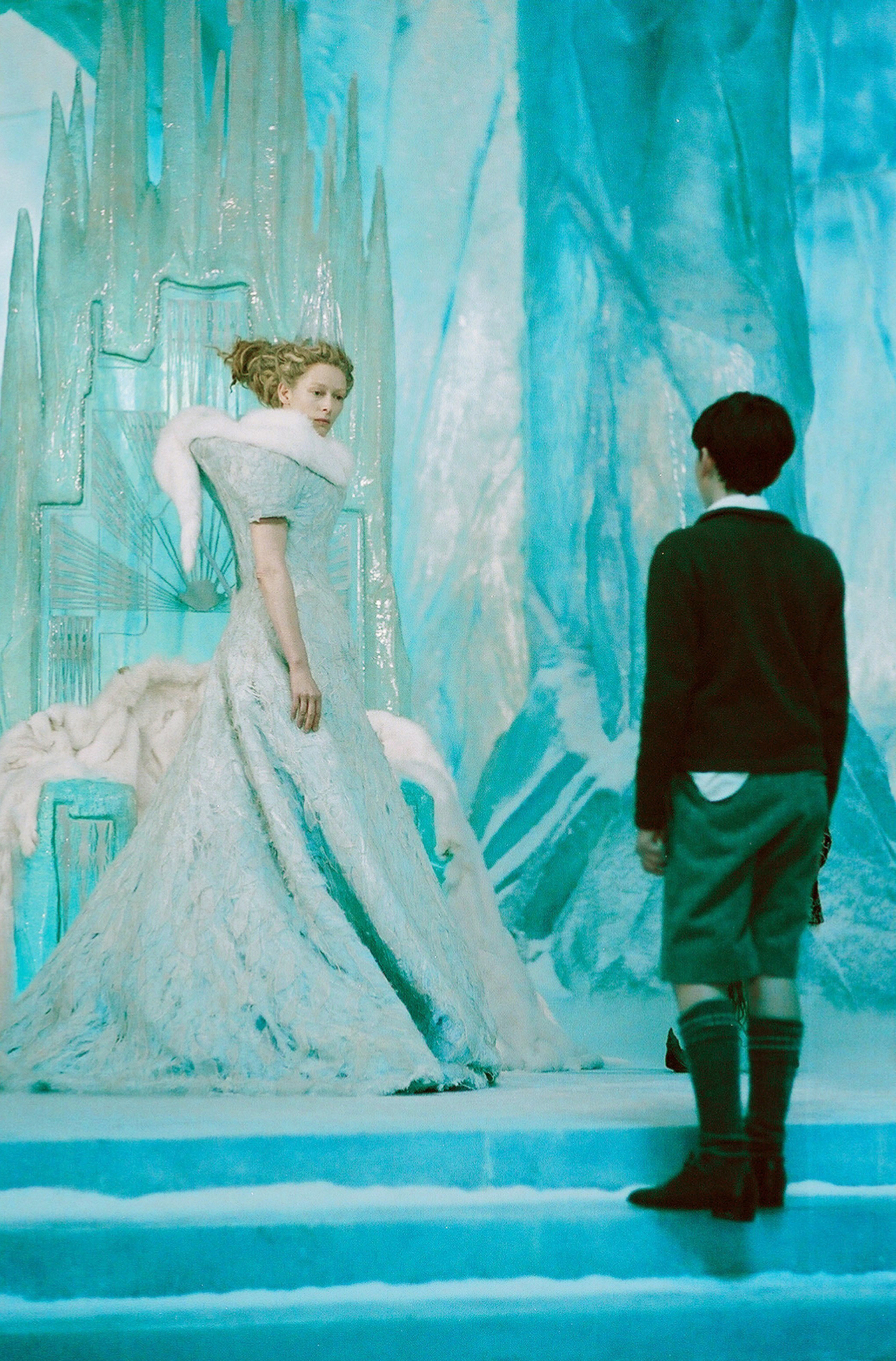 Still of Tilda Swinton and Skandar Keynes in Narnijos kronikos: liutas, burtininke ir drabuziu spinta (2005)