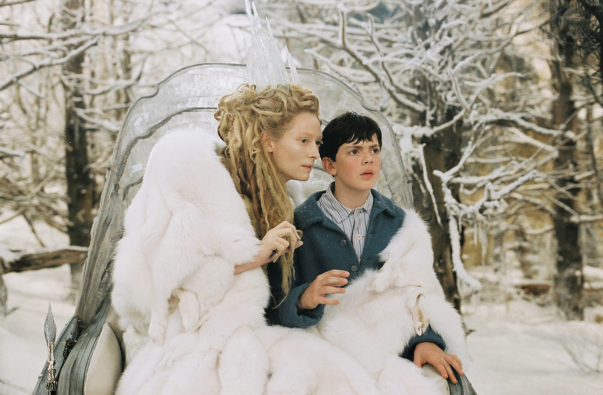 Still of Tilda Swinton and Skandar Keynes in Narnijos kronikos: liutas, burtininke ir drabuziu spinta (2005)