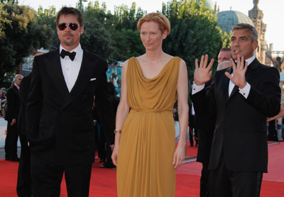 Brad Pitt, George Clooney and Tilda Swinton at event of Perskaityk ir sudegink (2008)