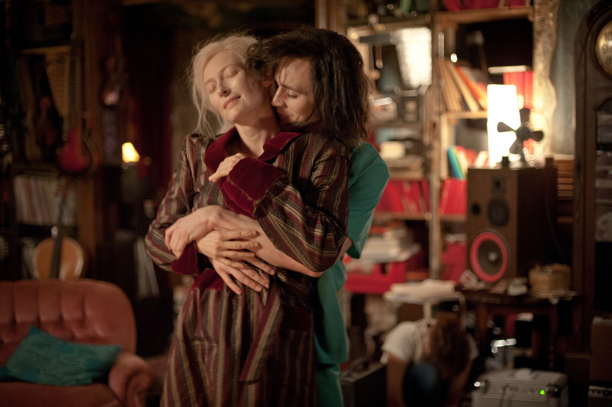 Still of Tilda Swinton and Tom Hiddleston in Isgyvena tik mylintys (2013)
