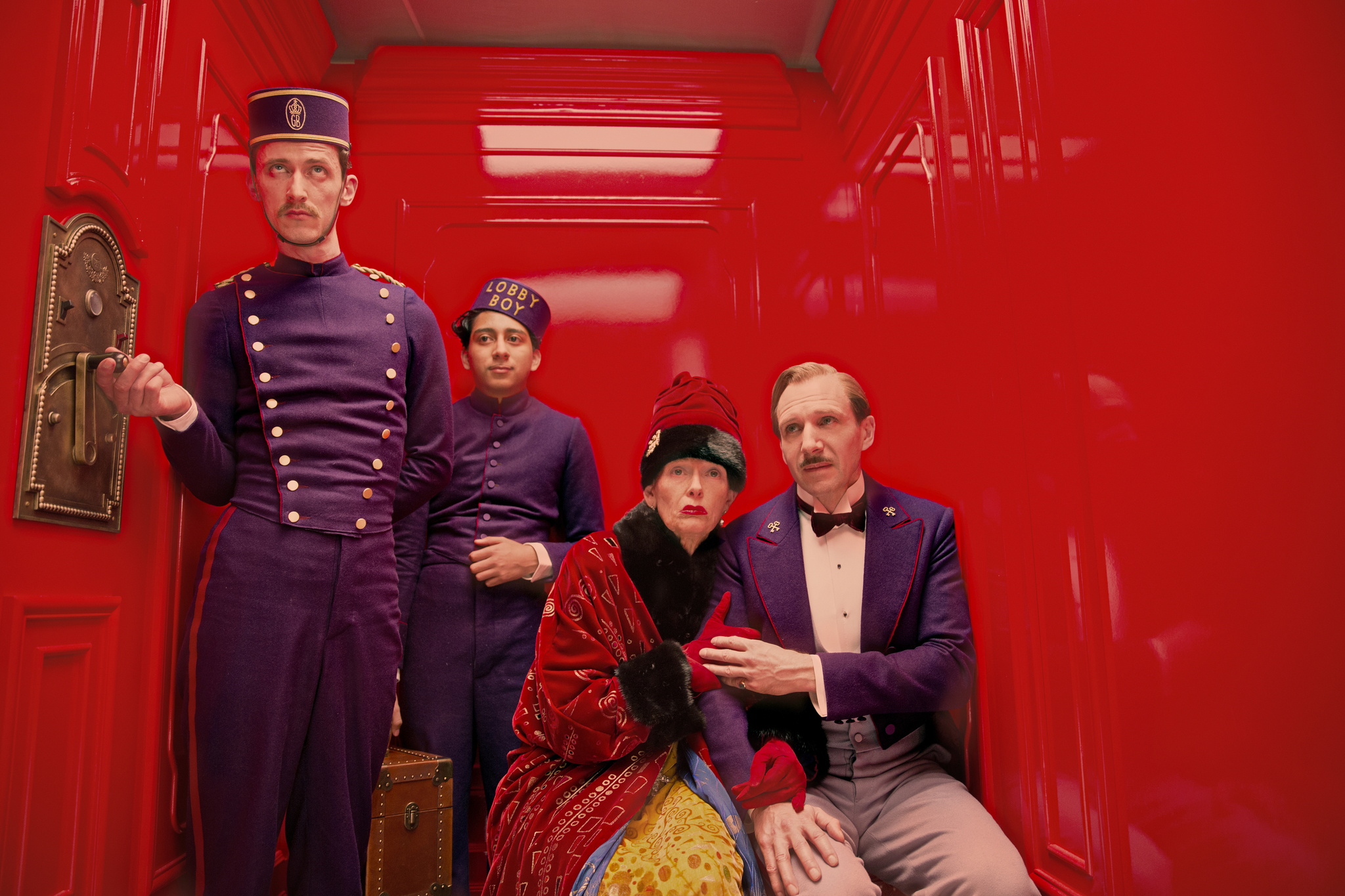 Still of Ralph Fiennes, Tilda Swinton, Tony Revolori and Paul Schlase in Viesbutis Didysis Budapestas (2014)