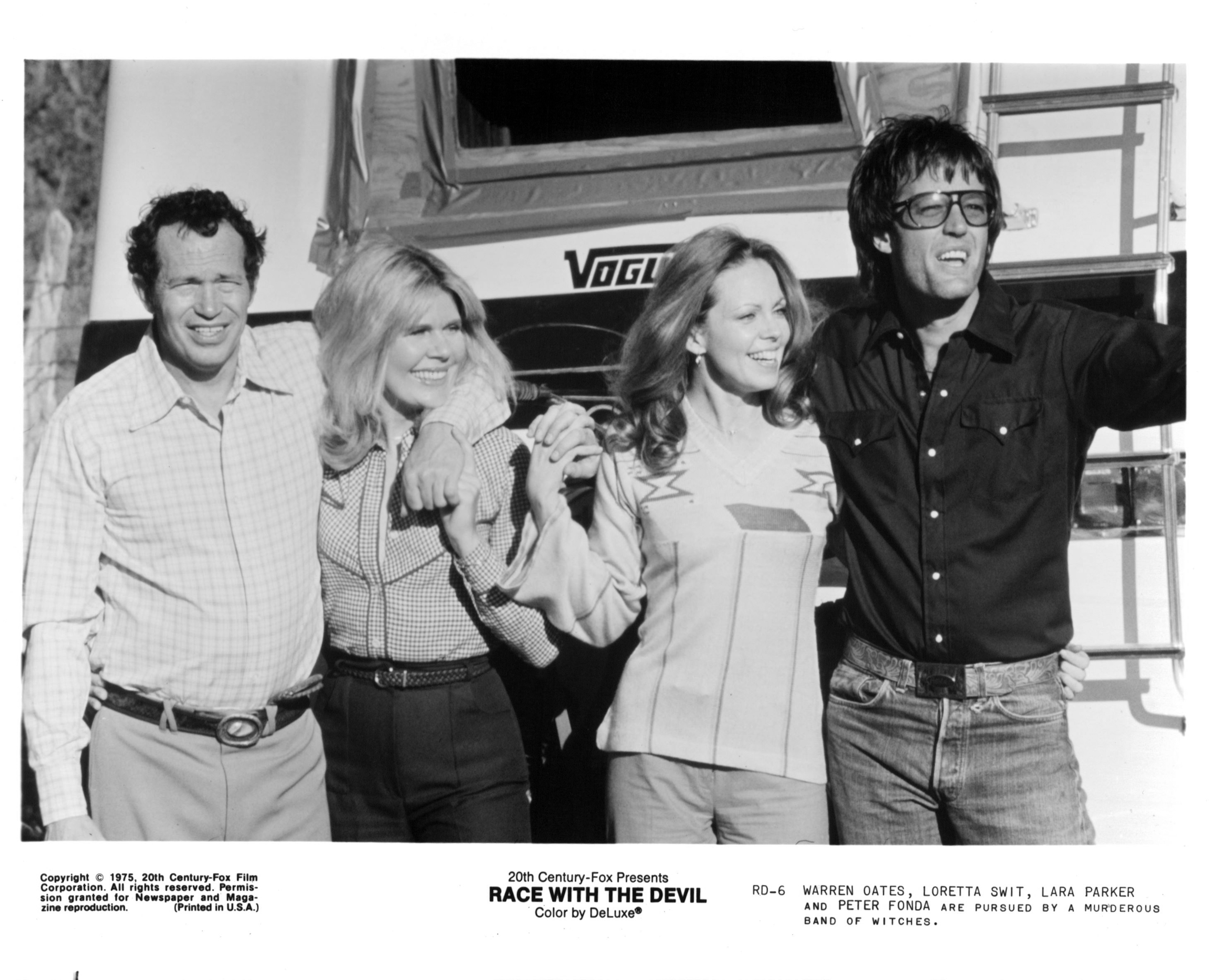 Still of Peter Fonda, Warren Oates, Lara Parker and Loretta Swit in Race with the Devil (1975)