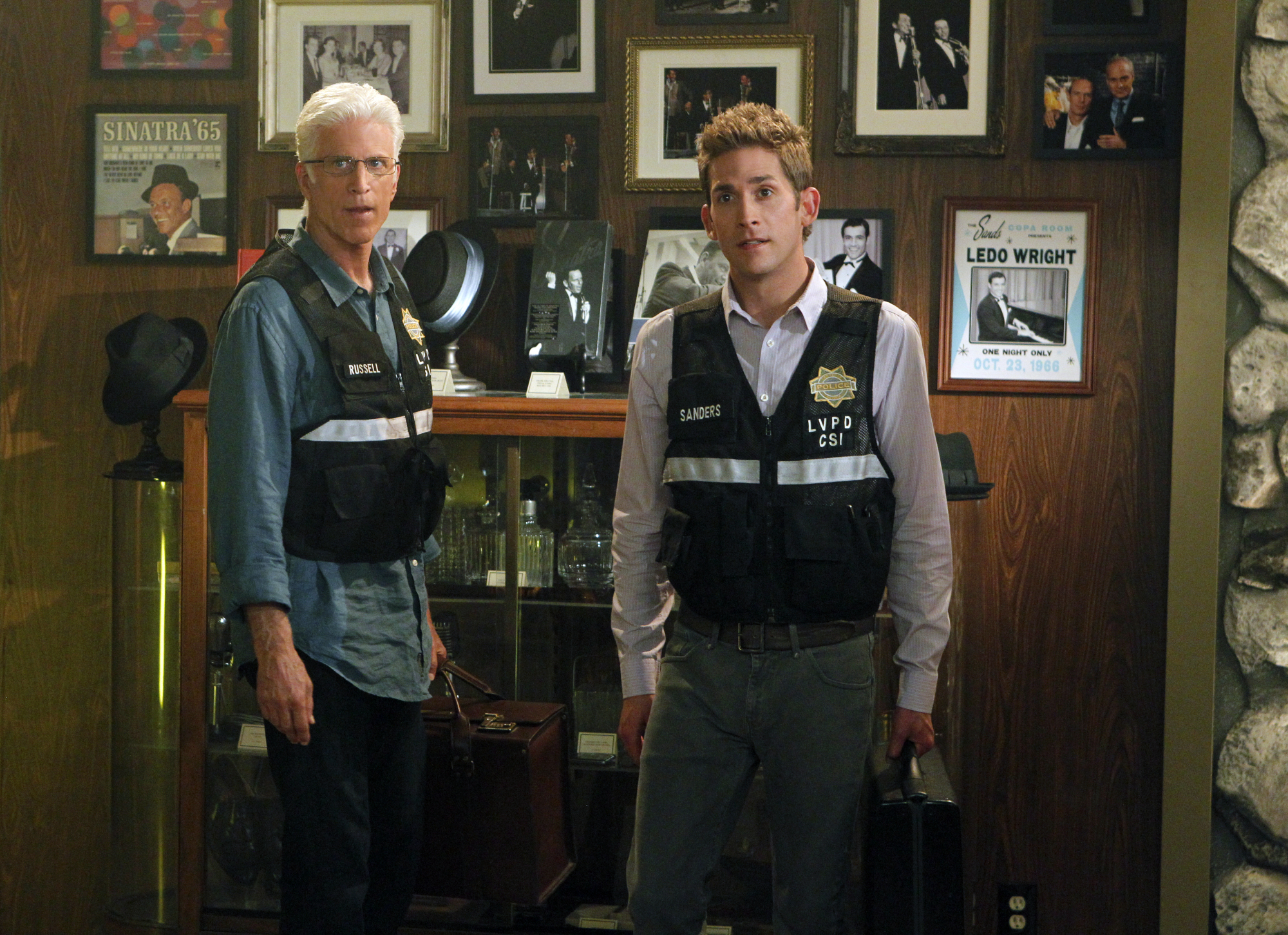 Still of Ted Danson and Eric Szmanda in CSI kriminalistai (2000)