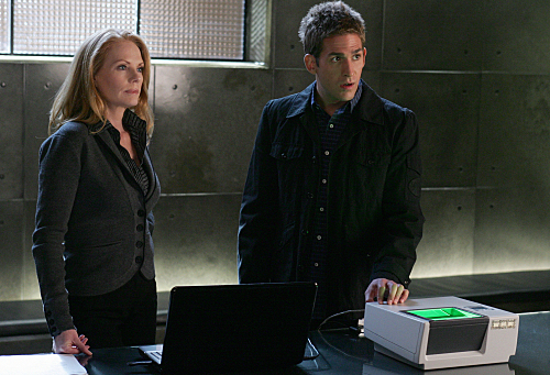 Still of Marg Helgenberger and Eric Szmanda in CSI kriminalistai (2000)