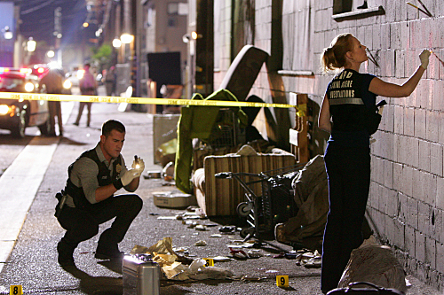 Still of Marg Helgenberger and Eric Szmanda in CSI kriminalistai (2000)