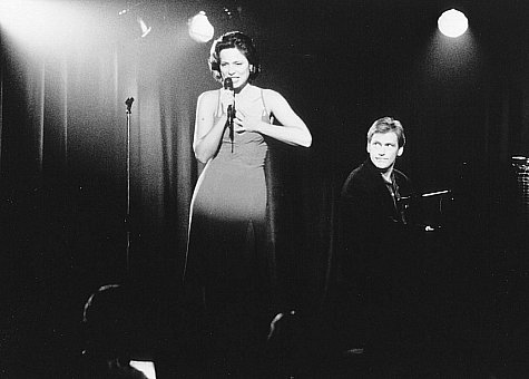 Still of Denis Leary and Aitana Sánchez-Gijón in Love Walked In (1997)