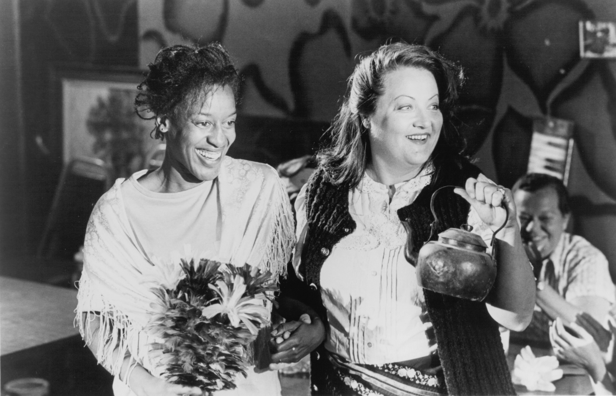 Still of CCH Pounder and Marianne Sägebrecht in Out of Rosenheim (1987)