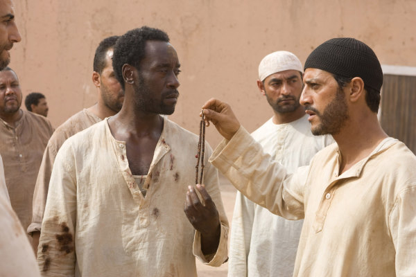 Still of Don Cheadle and Saïd Taghmaoui in Isdavikas (2008)