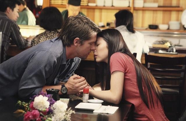 Still of Zachary Knighton and Yûko Takeuchi in Zvilgsnis i ateiti (2009)