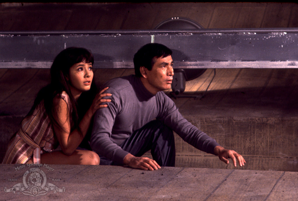 Still of Mie Hama and Tetsurô Tanba in Gyvenk du kartus (1967)