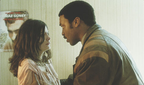 Still of Chiwetel Ejiofor and Audrey Tautou in Dirty Pretty Things (2002)