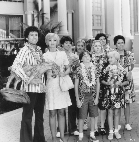 Still of Shelley Long, Christopher Daniel Barnes, Gary Cole, Jennifer Elise Cox, Olivia Hack, Jesse Lee Soffer, Henriette Mantel, Paul Sutera and Christine Taylor in A Very Brady Sequel (1996)