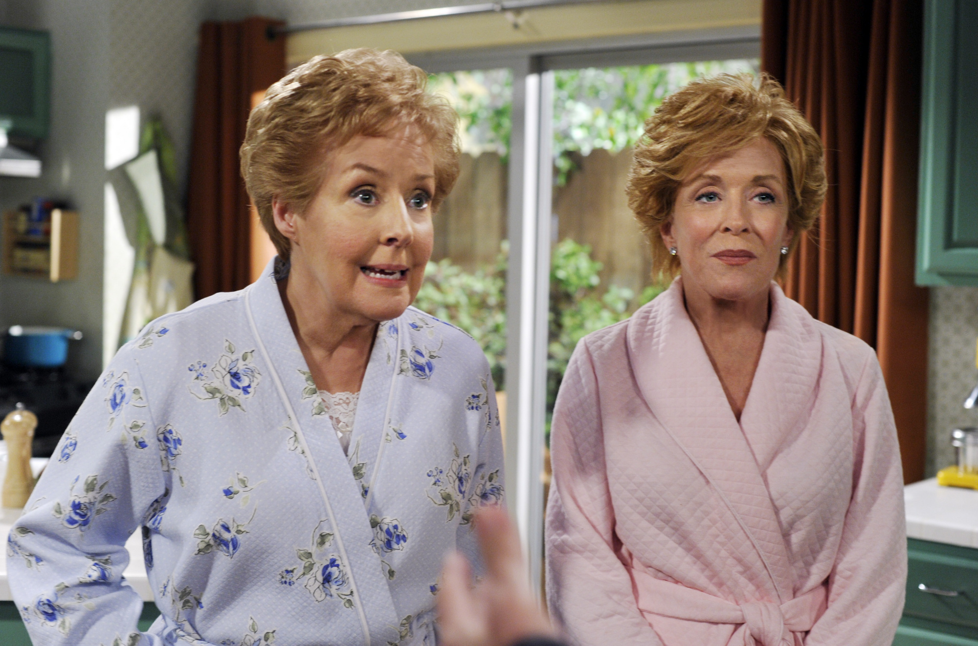 Still of Georgia Engel and Holland Taylor in Two and a Half Men (2003)