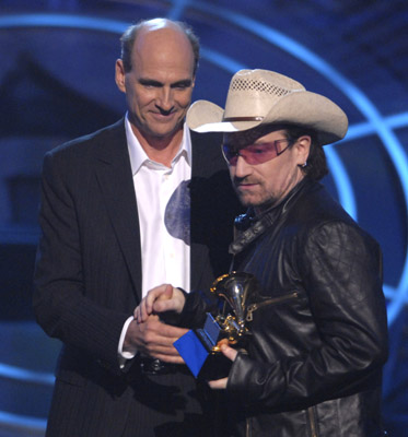 Bono and James Taylor at event of The 48th Annual Grammy Awards (2006)