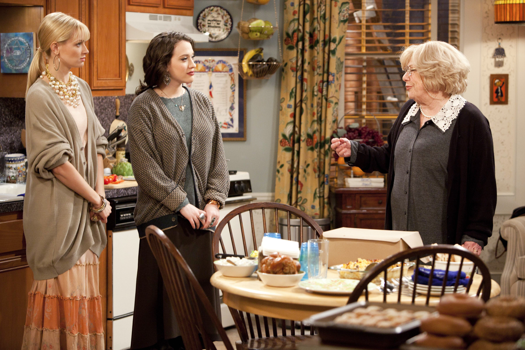 Still of Renée Taylor, Kat Dennings and Beth Behrs in 2 Broke Girls (2011)