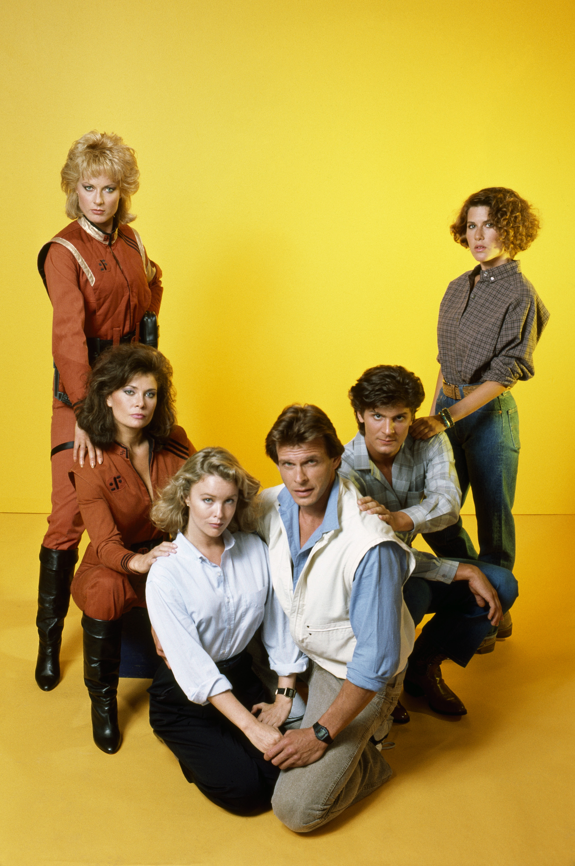 Still of Jane Badler, Marc Singer, Faye Grant, June Chadwick, Blair Tefkin and Jeff Yagher in V (1984)