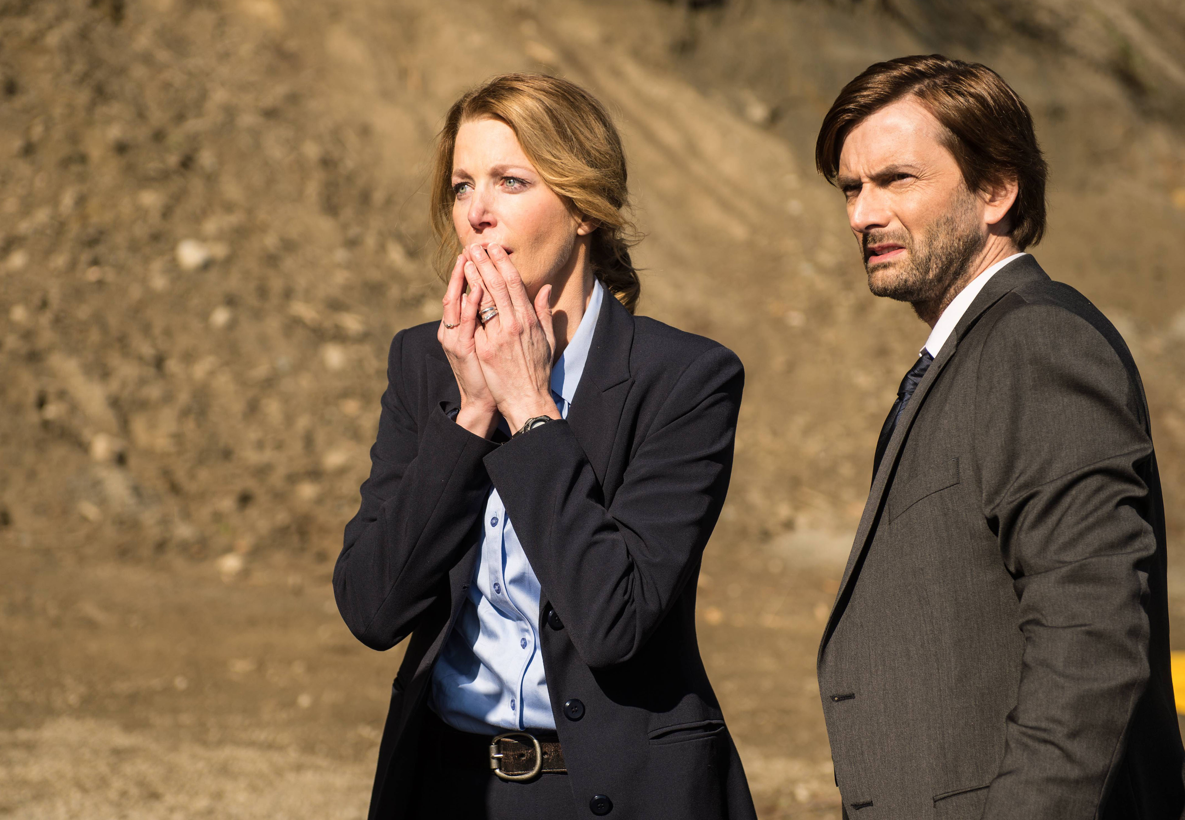 Still of Anna Gunn and David Tennant in Gracepoint (2014)