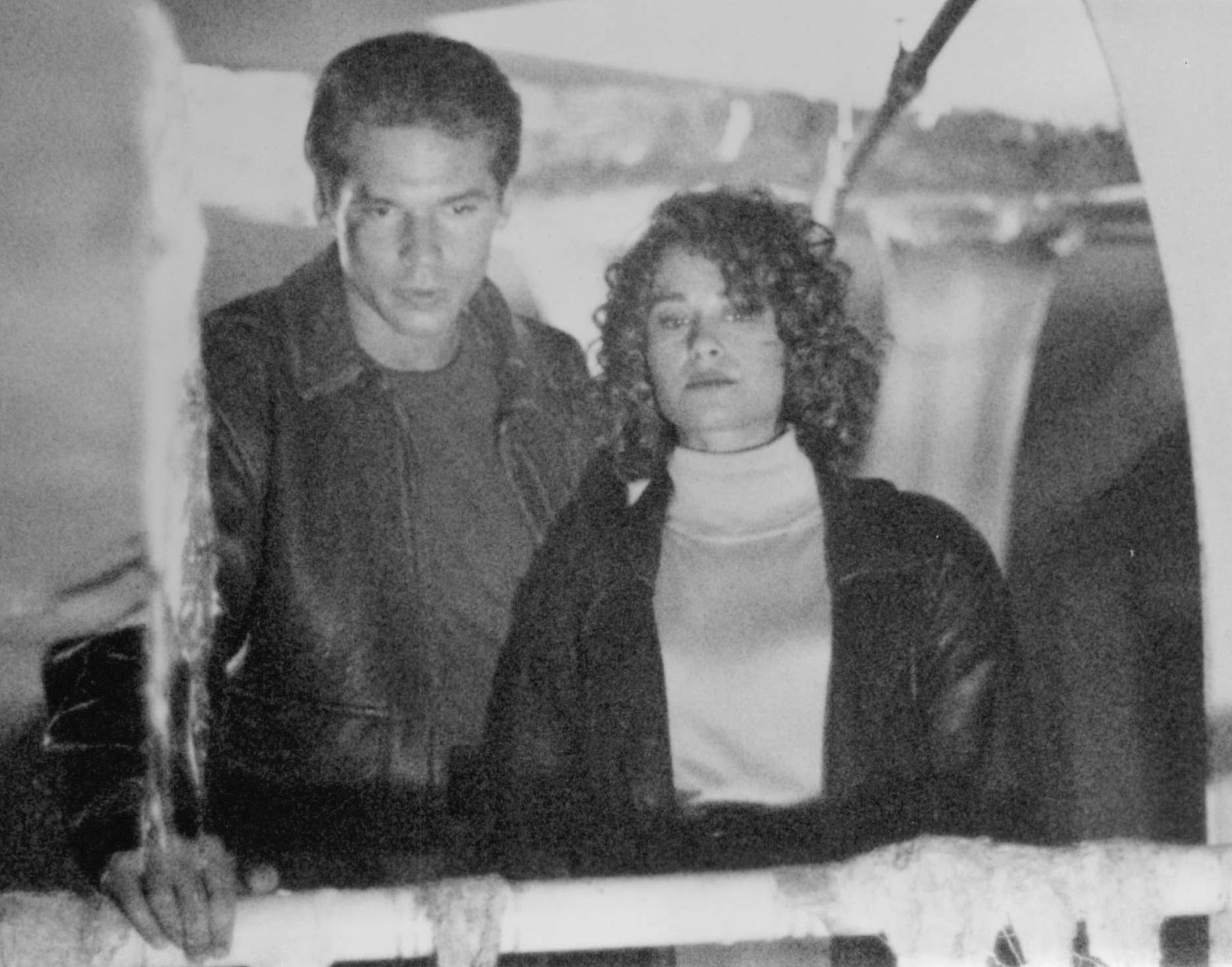 Still of Julie Warner and Eric Thal in The Puppet Masters (1994)