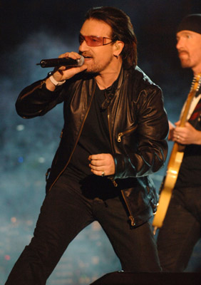 Bono and The Edge at event of The 48th Annual Grammy Awards (2006)
