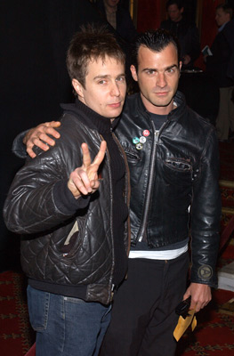 Sam Rockwell and Justin Theroux at event of Matrica: Perkrauta (2003)