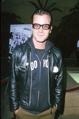 Justin Theroux at event of The Broken Hearts Club: A Romantic Comedy (2000)