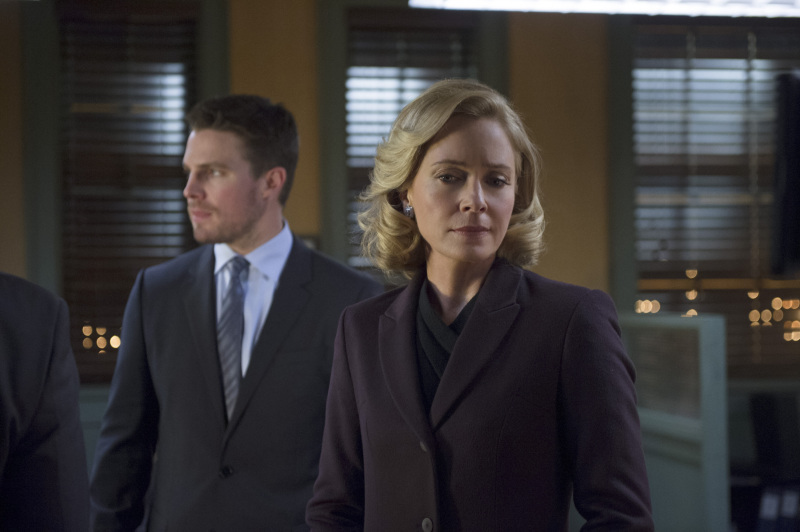Still of Susanna Thompson and Stephen Amell in Strele (2012)