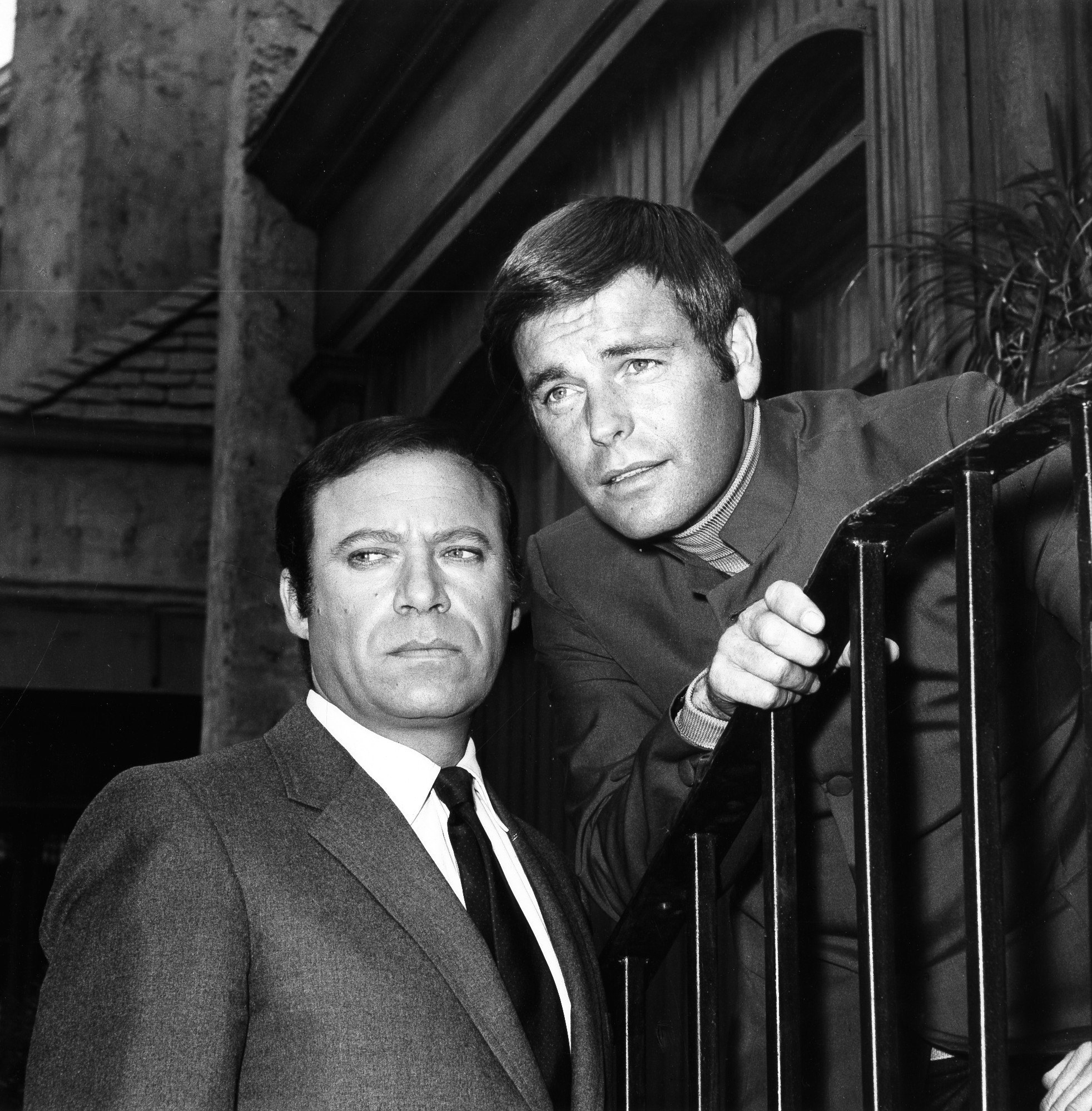 Robert Wagner and Malachi Throne at event of It Takes a Thief (1968)