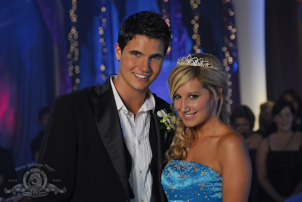 Still of Ashley Tisdale and Robbie Amell in Picture This (2008)