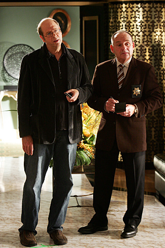 Still of Paul Guilfoyle and Stephen Tobolowsky in CSI kriminalistai (2000)